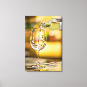 Toile Le vin blanc est versé à la bouteille dans le rest