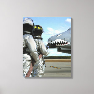 Toile Les pompiers déploient un tuyau d'incendie pendant