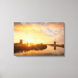 Toile Lever de soleil sur les moulins à vent et une rivi