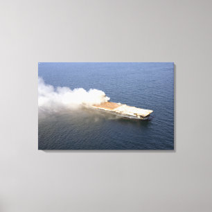 Toile L'ex-Oriskany, un avion déclassé