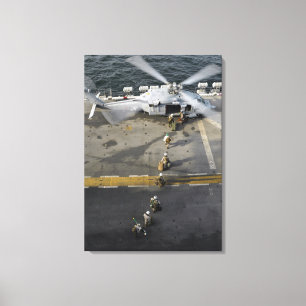 Toile Marines se prépare à embarquer sur un MH-60S