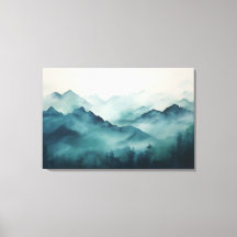 Montagnes mystiques dans le brouillard et la forêt