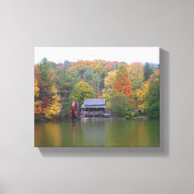 Moulin sur un lac en automne