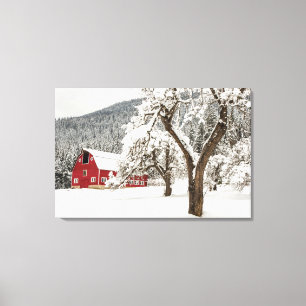 Toile Neige fraîche sur la grange rouge