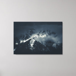 Toile Obscurité et nuages sur les montagnes