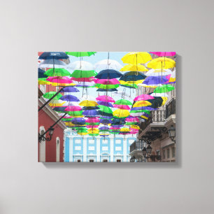 Toile Parapluies au-dessus des rues et du manoir San Jua