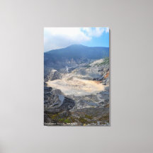 Paysage de cratère de soufre de montagne volcaniqu
