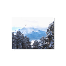 Pikes Peak et un aigle en vol après une tempête de