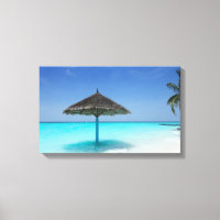 Plage tropicale pittoresque avec parapluie de chau