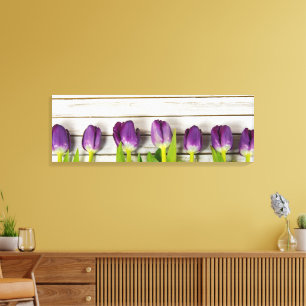 Toile rangée de tulipes violettes sur du bois