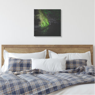 Toile Rocher vert moussu avec reflet dans l'eau