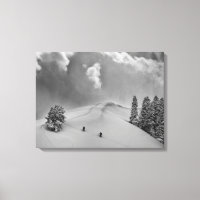 Skieurs de randonnée dans la poudreuse