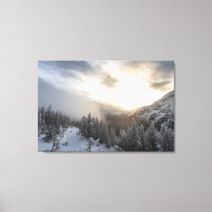 Toile Soleil brillant dans un paysage hivernal époustouf
