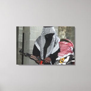 Toile Un agresseur ennemi qui joue un rôle arme un idiot