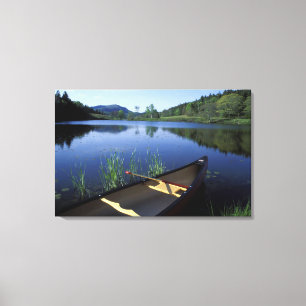 Toile Un canoë repose sur la rive du Little Long Pond