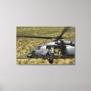 Toile Un HH-60 pave le faucon vole au-dessus du désert