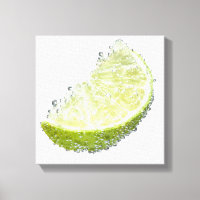 Un morceau de citron vert biologique mûr submergé