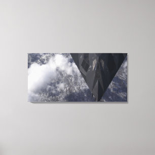Toile Un Nighthawk de F-117A vole haut au-dessus du