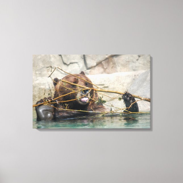 Toile Un ours grizzli joue dans l'eau (Recto)