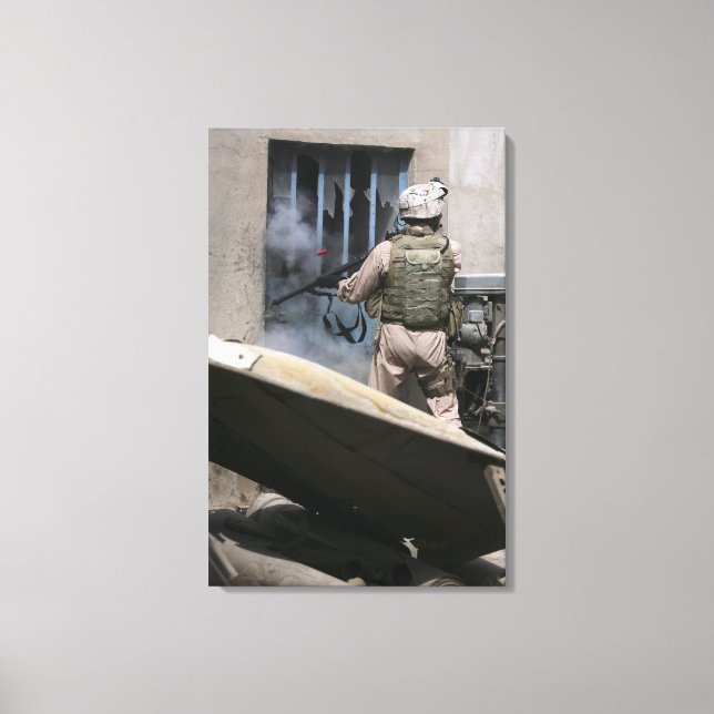 Toile Un policier militaire utilise une balle de brèche (Recto)