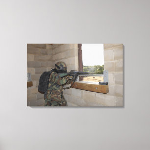 Toile Un soldat agit en tant que force d'opposition