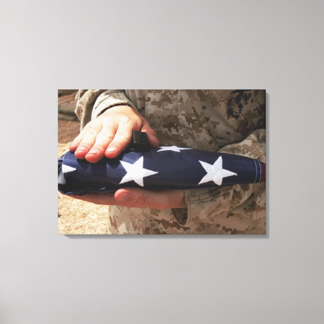 Toile Un soldat tient le drapeau américain (Recto)