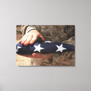 Toile Un soldat tient le drapeau américain