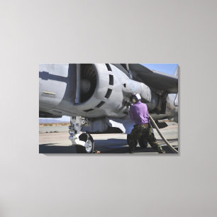 Toile Un technicien en carburant d'aviation fixe une con