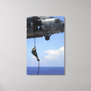 Toile Un technicien explosif de disposition d'ordonnance