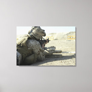 Toile Une marine met le feu à un fusil de service M16A2