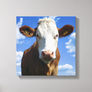 Toile Vache bavaroise contre le ciel bleu