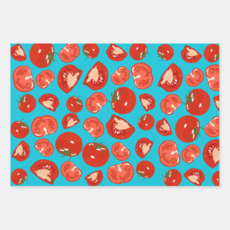 Tomates tirées à la main enveloppant du papier