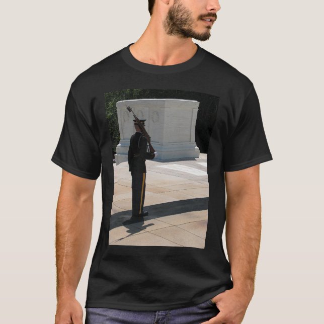 Tombe du T-shirt inconnu (Devant)