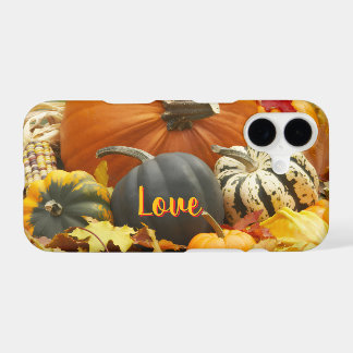 Tomber en amour avec les feuilles d'automne et les