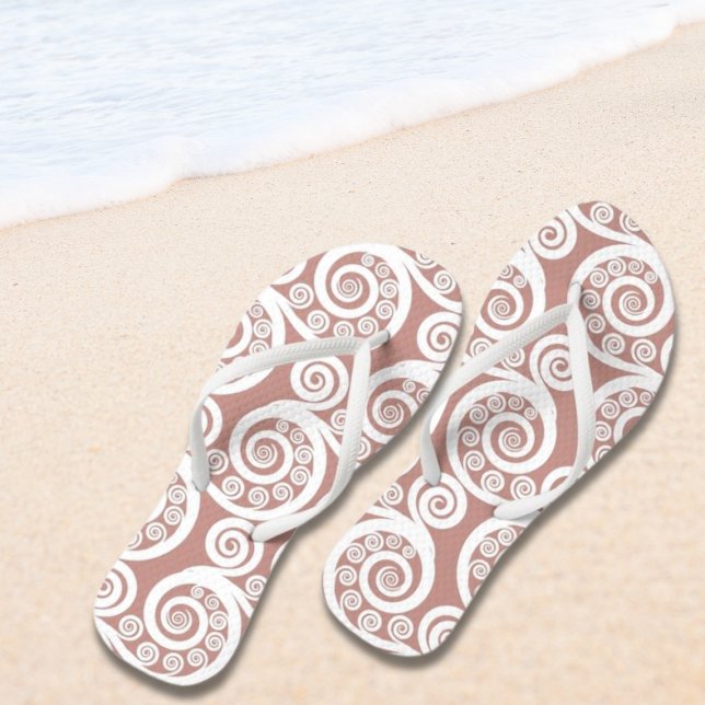 Tongs Boucles de feuilles de fougère inspirées de la nat (Girly Pink-White Nature-Inspired Fern Leaf Curls Flip Flops)