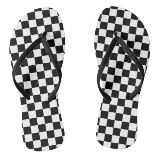 Tongs Chèques-chèques noirs et blancs à la plage