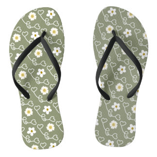Tongs Coeurs cool et fleurs blanches sur arrière - plan