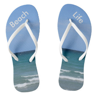 Tongs de plage turquoise et limpide