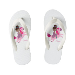 Tongs Enfants Jolie fille aux cheveux bruns chevauchant une lico