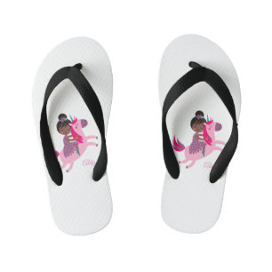 Tongs Enfants Mignonne Black Haired Girl équitation sur une lico