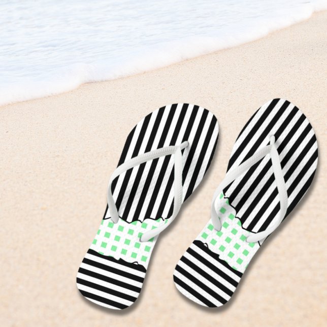 Tongs Géométrique Noir, Blanc, Vert Rayures Net Couché (Geometric Black, White, Green Stripes Net Layered Flip Flops)