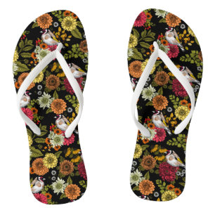 Tongs Goldfinches dans le jardin sur noir