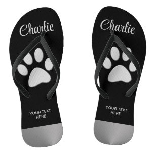 Tongs Paw Chien Argent sur arrière - plan noir