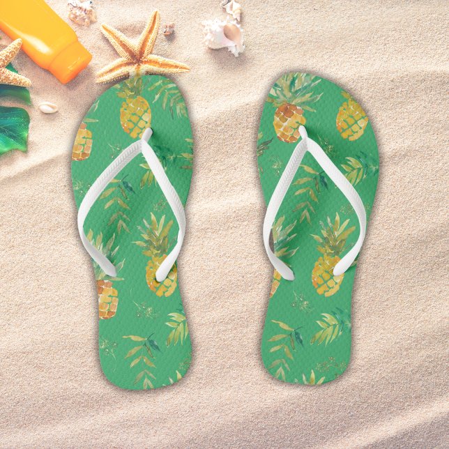 Tongs Plage tropicale verte d'ananas (Tropical Green Pineapple Beach Flip Flops)