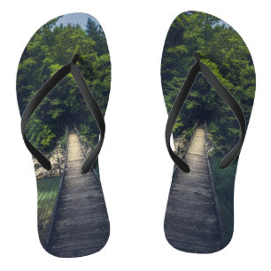 Tongs Pont suspendu simple au-dessus de la rivière Idrij
