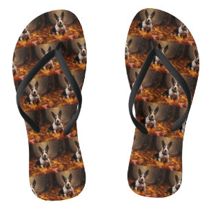 Tongs Rat Terrier dans les feuilles d'automne qui tomben