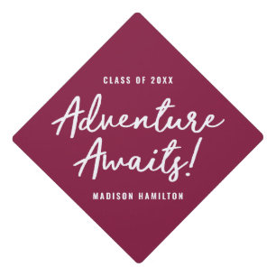 Toque De Diplômé Adventure Await Script Bourgogne Personnalisé