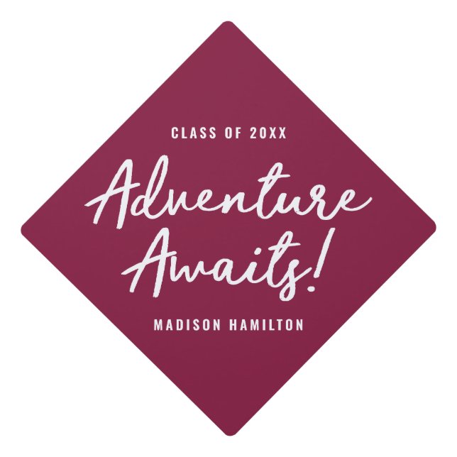 Toque De Diplômé Adventure Await Script Bourgogne Personnalisé (Devant)