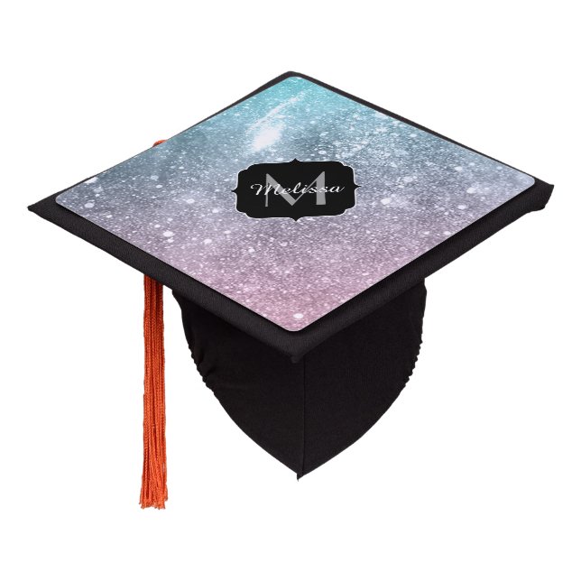Toque De Diplômé Aqua bleu rose galaxie marine abstrait Monogramme (Incliné)