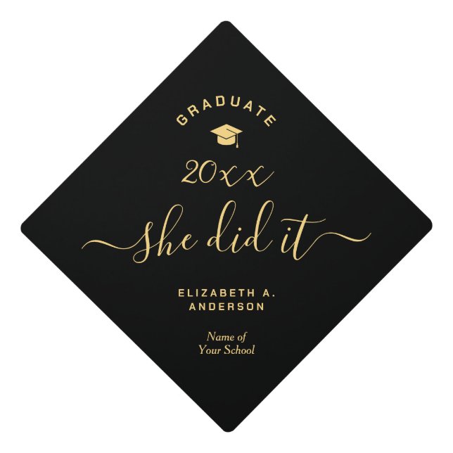 Toque De Diplômé Black and Gold Elle l'a fait Script 2024 Graduate (Devant)